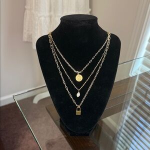 Chic Gold Layered Necklace with Pendant
